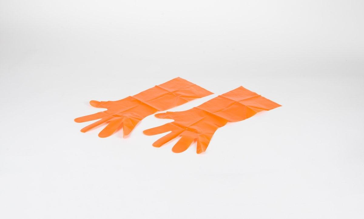 Et par oransje plasthansker med sveisede sømmer.