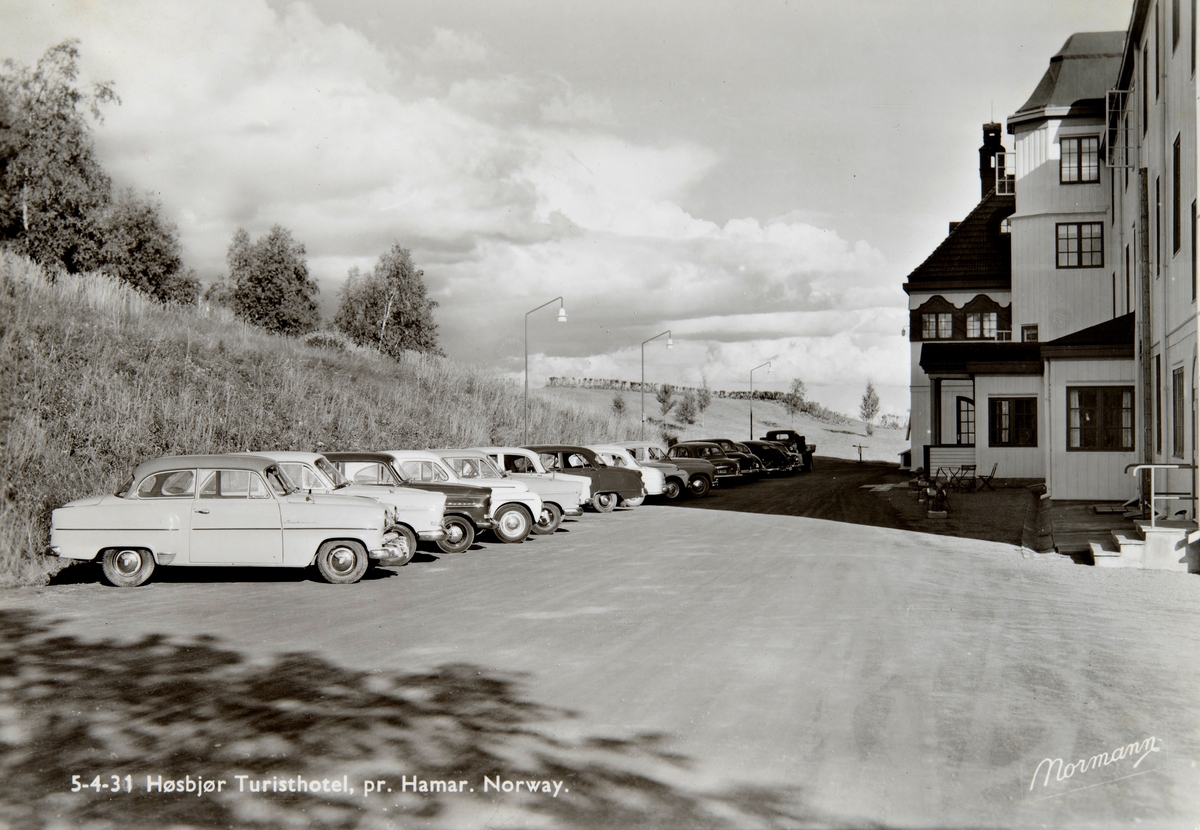 Postkort, Ringsaker, Furnes, Høsbjør Turisthotell, parkeringsplass med biler, Opel Olympia Rekord 1955 modell,