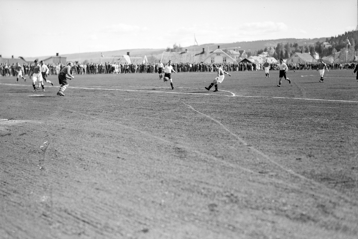 Fotball kamp på Gjøvik Stadion.