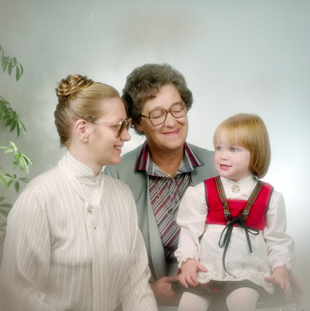 Familiebilde med 3 generasjoner, brukt til reklame