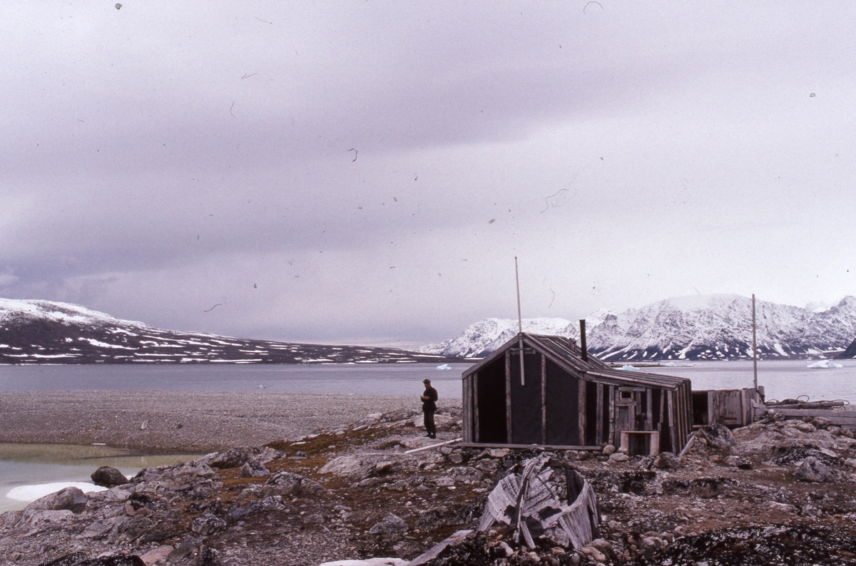 Bjørnhamna fangsthytte i Sørgattet. Jan Klüver, Sysselmannen foran hytta
