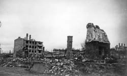 Bodø sentrum i ruiner etter tyske bombeangrep den 27. mai 19
