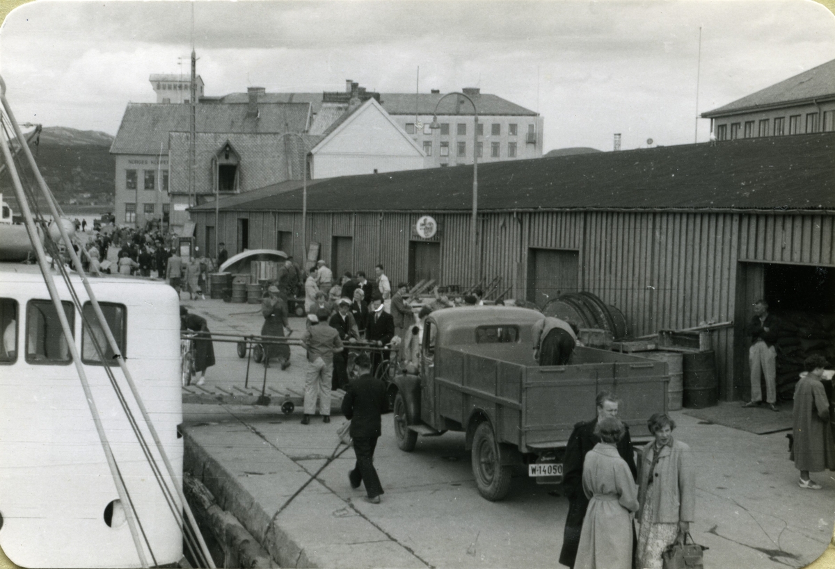 folkeliv-p-kaia-i-bod-tidlig-p-1950-tallet-kaiskurene-med-de