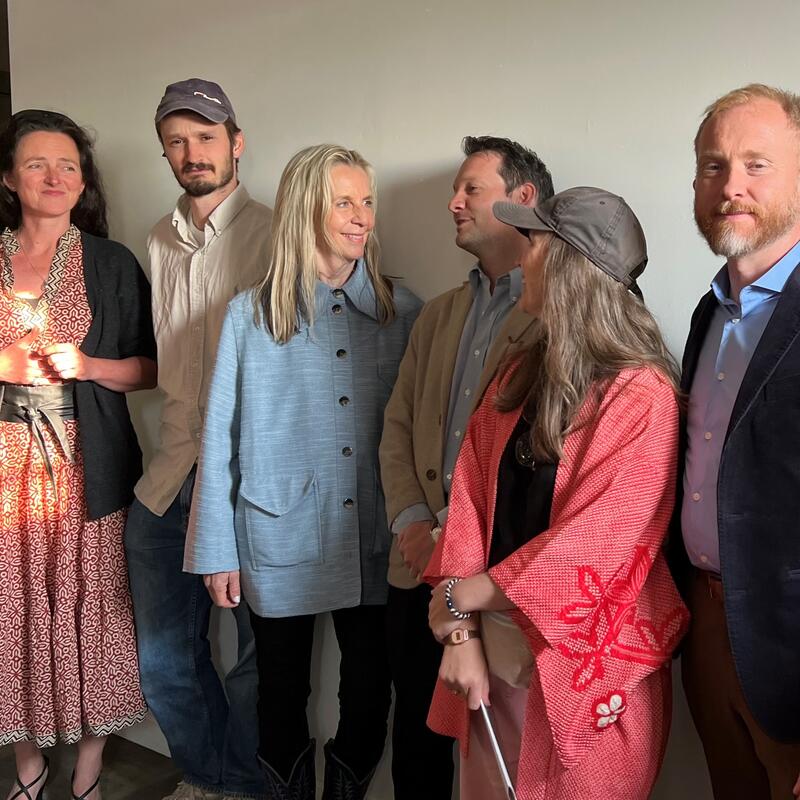 Bilde av samtidskunstnerne representert i Marmorvariasjoner: Julia Vance, Aksel Ree, A K Dolven, Espen Gleditsch, Kaja Leijon og Håkon Anton Fagerås.