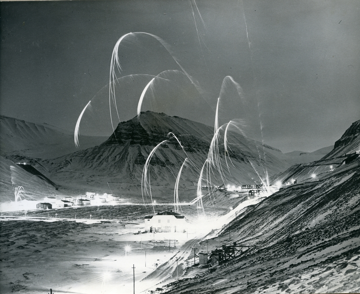 Fyrverkeri i Longyearbyen nyttårsaften ca. 1958.