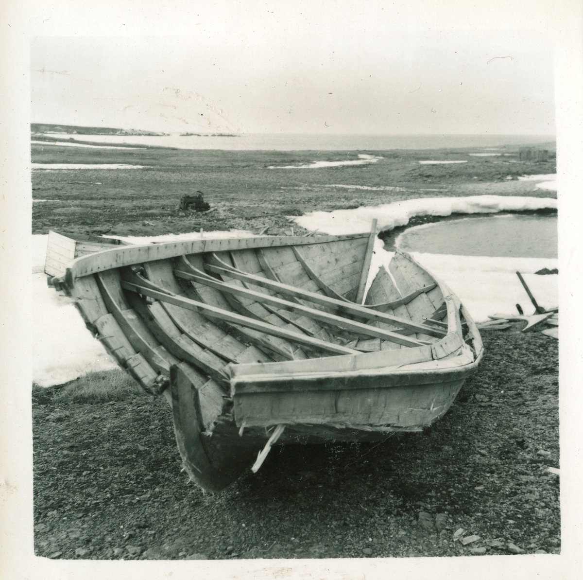 En båt etter snøpresset. Overvintring på Bjørnøya 1957-58.