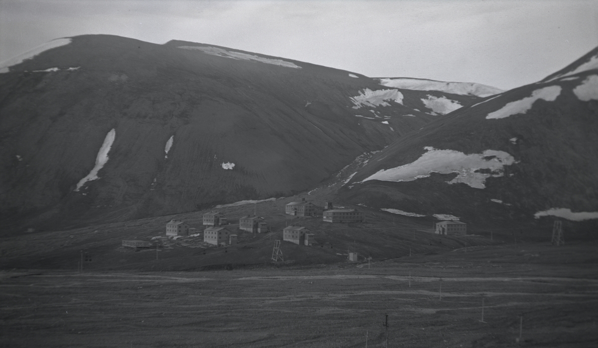 Bygninger i Longyearbyen mot Sukkertoppen.