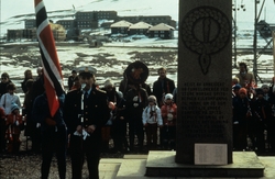 17. mai ved minnesmerket på Svalbard over falne i krigen 194