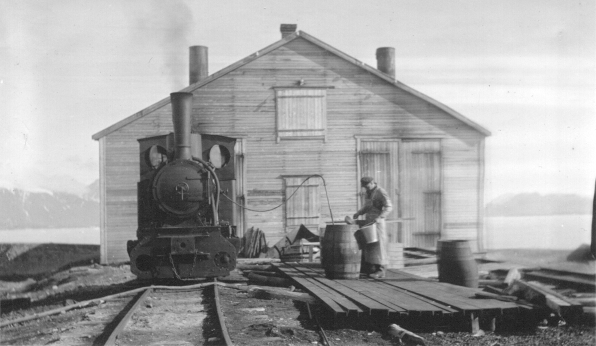Tog foran lokomotivstallen i Ny-Ålesund. Bildet fra CD.