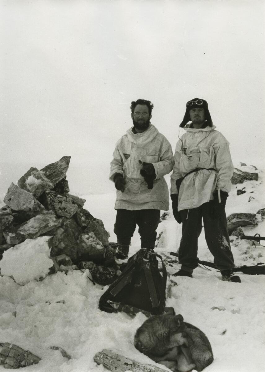 Medlemmer av den tyske meteorologiske stasjonen Haudegen foran varden som O. Torell og A.E. Nordenskiold hadde satt opp på Kapp Loven.