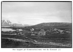 Alf Frantzens fotosamling: Hus bygges i Northern Exploration