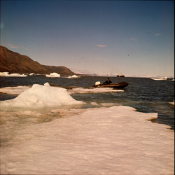 Olav Amundsen tester båten. Muligens Virgohamna.