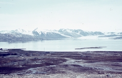 Ny-Ålesund, med Kongsfjorden og Conwaybreen.