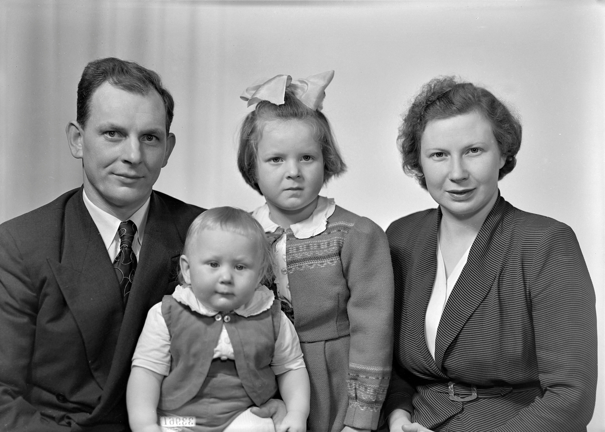 Olav Olsen med hustru Erna og barn