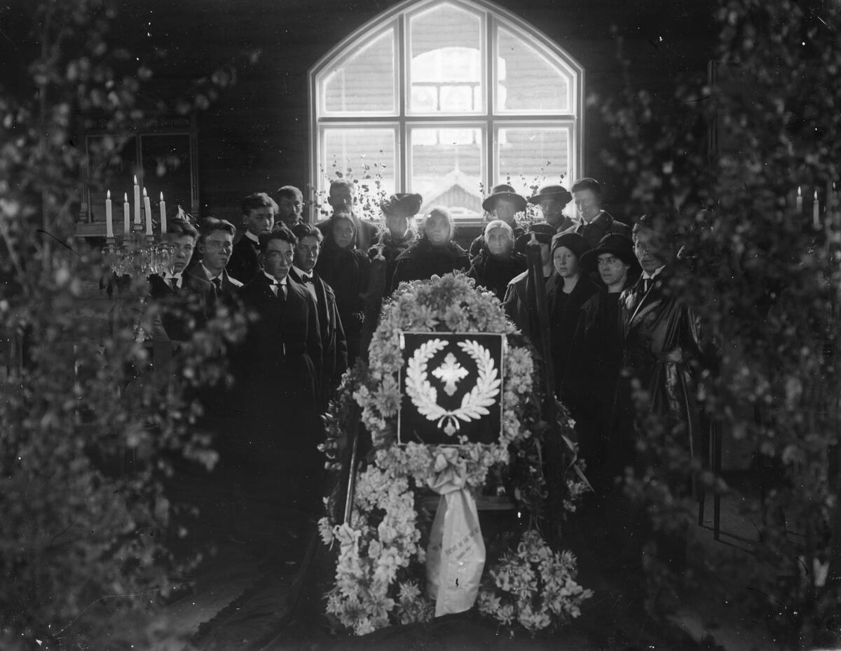 Ola Østhagens begravelse i 1923 i Åmot, Rena. Bildet er tatt av Martha Alme
