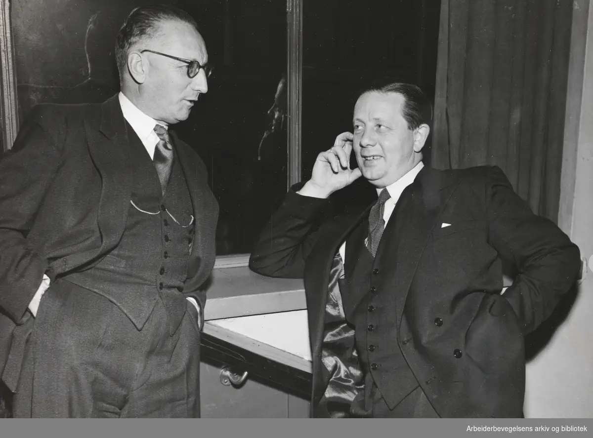 Emil Torkildsen fra Norsk Centralforening for Boktrykkere og Fritz Hannestad fra Norsk Typografforbund under lønnsforhandlingene 1950.