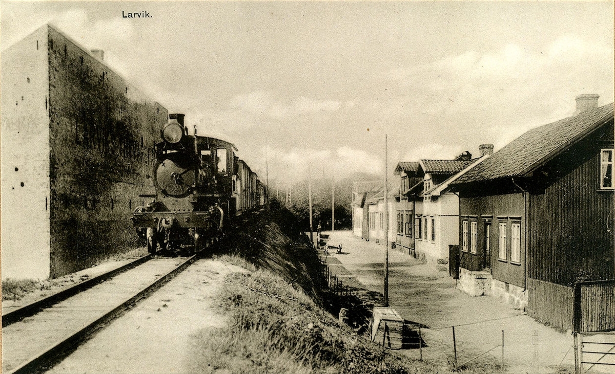 Damplok type XXIII med blandet tog i Larvik