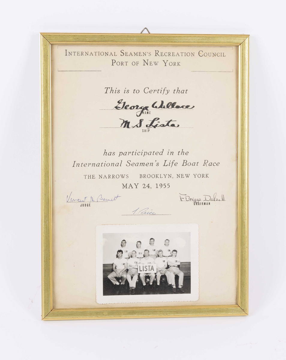 Diplom gitt til George Wallace på MS LISTA for deltakelse i livbåtkapproing konkurranse 24. mai 1955 i Brooklyn, New York med fotografi av mannskapet på MS LISTA i nedre del av diplomet. George Wallace sitter som nummer 1 i første rekke.