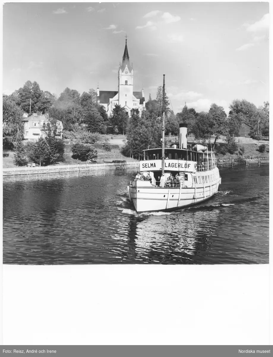Värmland. Ångbåten "Selma Lagerlöf" från 1904  på Frykensjön vid Sunne och Sunne kyrka i bakgrunden.