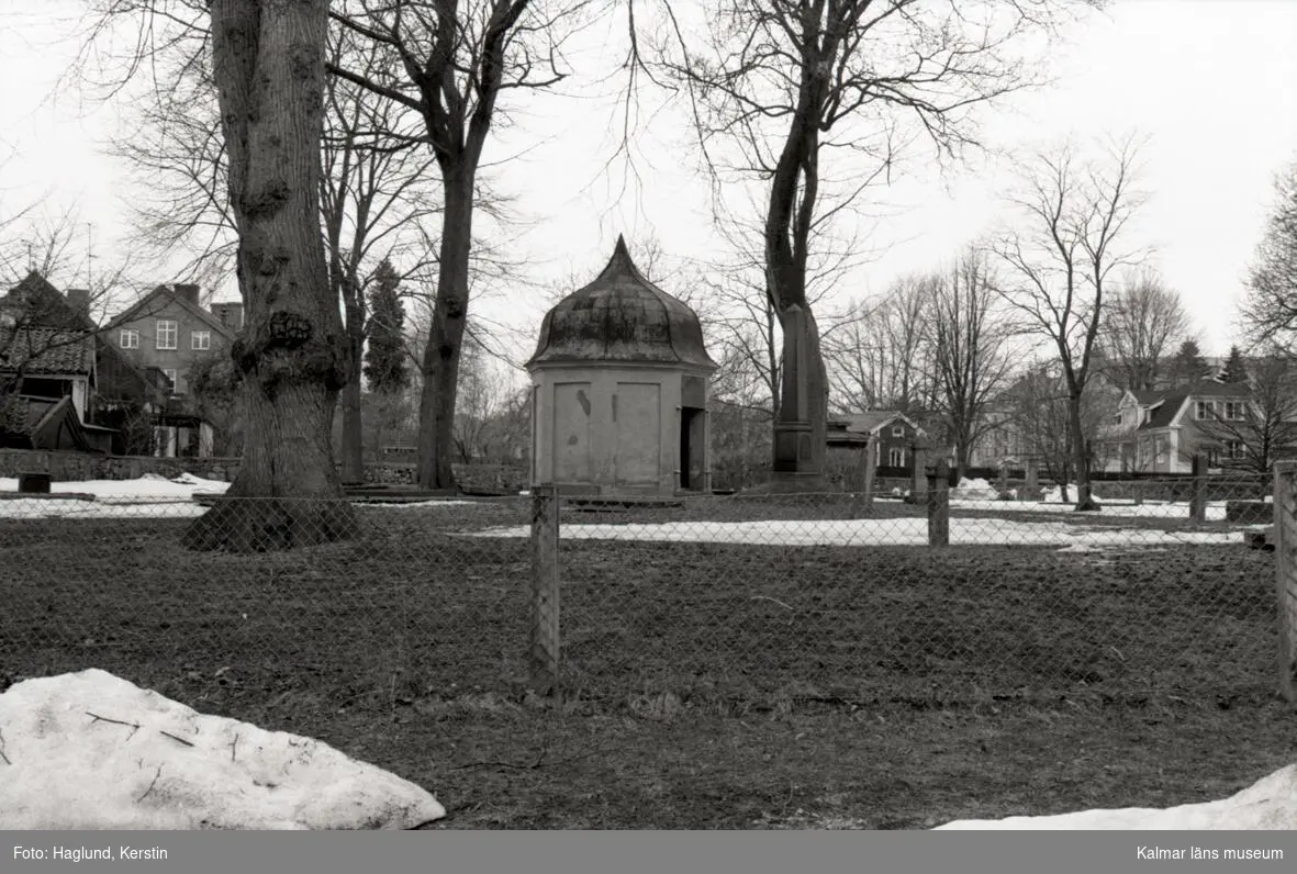 Gamla kyrkogården med Stagnellska gravkoret och kyrkogårdsmuren. Dokumentation inför förestående upprustning.
