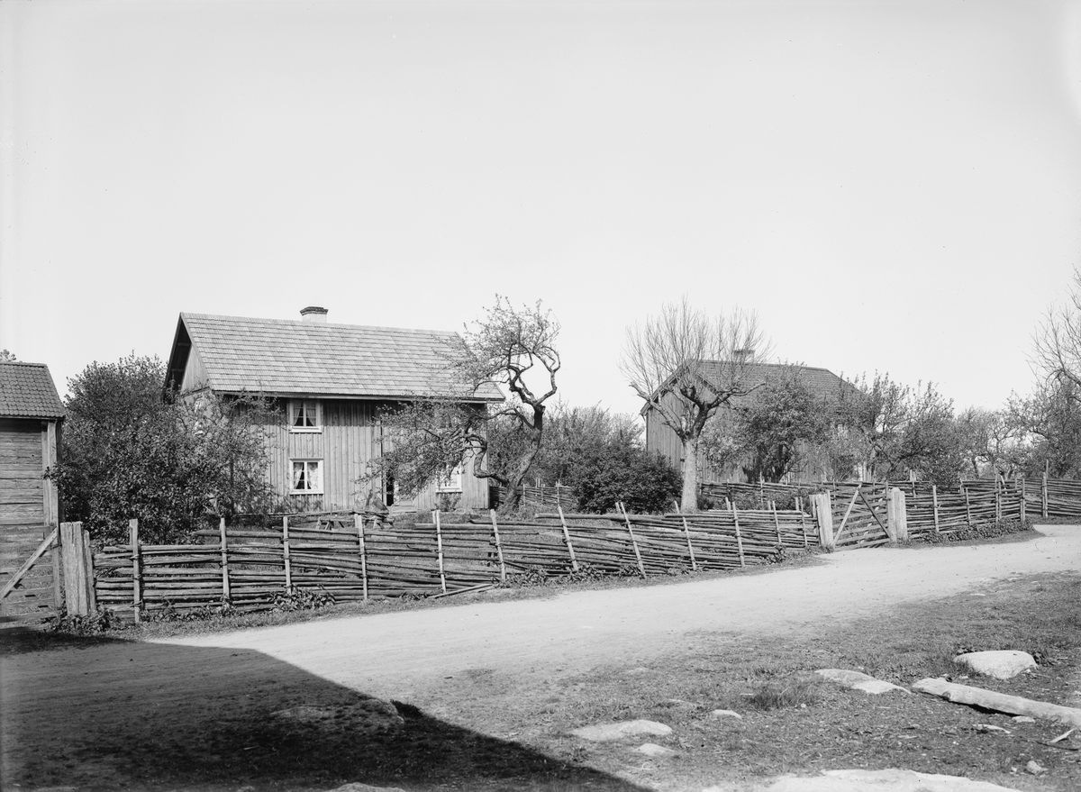 Utmed byvägen genom radbyn Fundshult i Ydre. Vid tiden för bilden var byns ägor delade mellan fyra bönder i lotter från 1/6 till 1/2 mantal.
