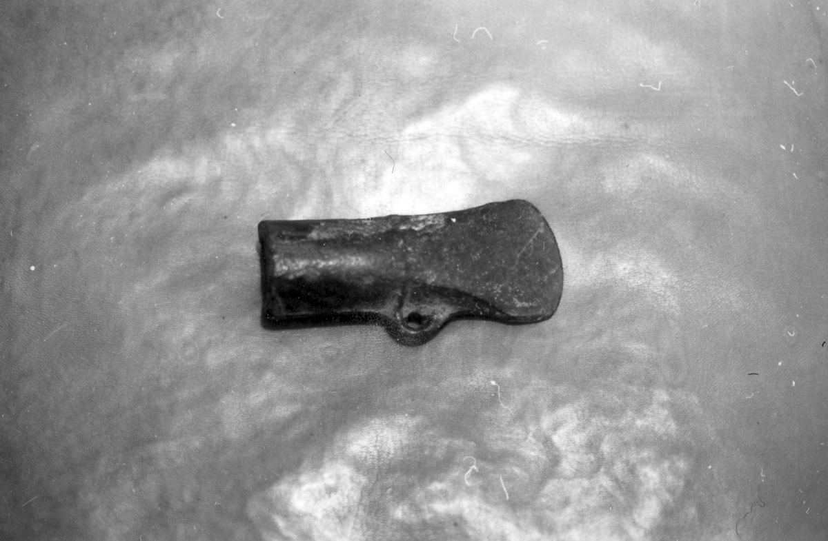 Holkyxa av brons, hittad i Stäme, Ränneslöv på 1940-talet. 
Längd 11,5 cm, stösta bredd 5 cm.
