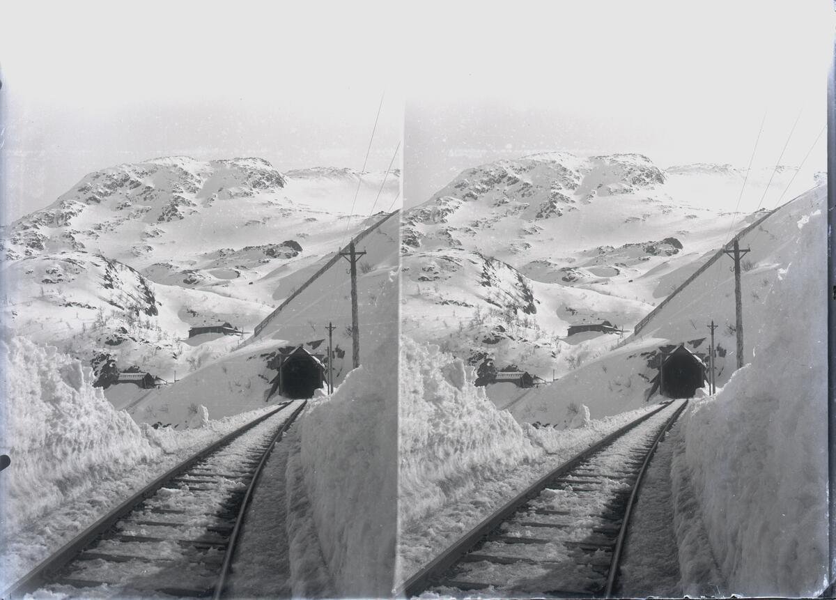 Stereofotografi. Et jernbanespor i snødekt vinterlandskap.