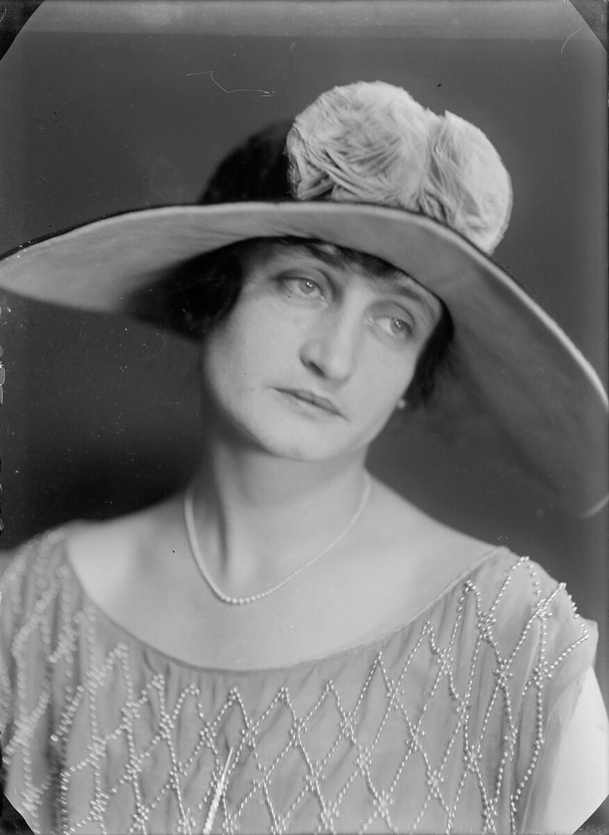 Portrett av en kvinne med hatt.