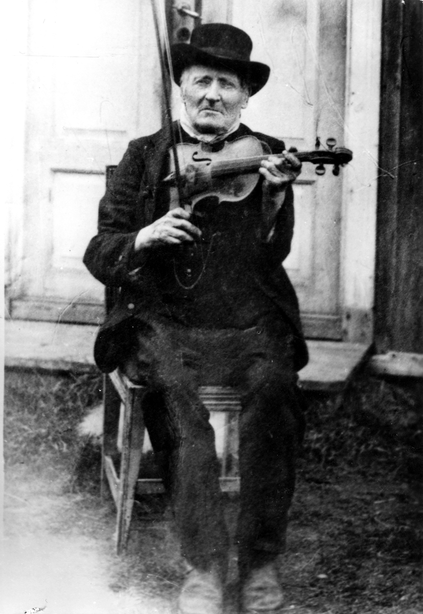 Spelmannen Per Persson Menlös levde i Hedesunda, 23 februari 1833 - 5 februari 1916.Hans mest kända låt var "Rångsta-sågen". Bland hans andra låtar kan nämnas "Älsklingsvalsen" och "Rödvästen".