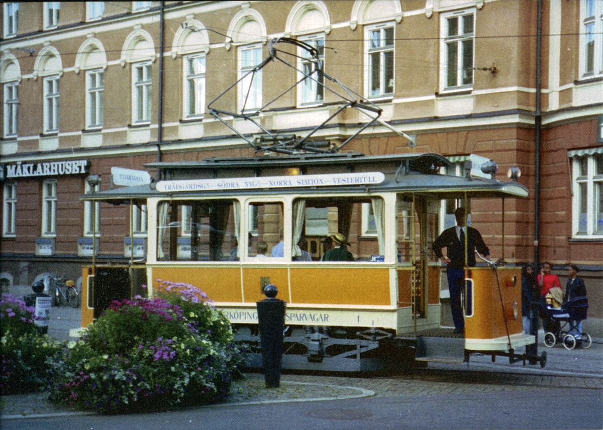 Norrköping: Spårvagn Mä nr 1 vid Södertull. Foto W Forström, juli 2001.