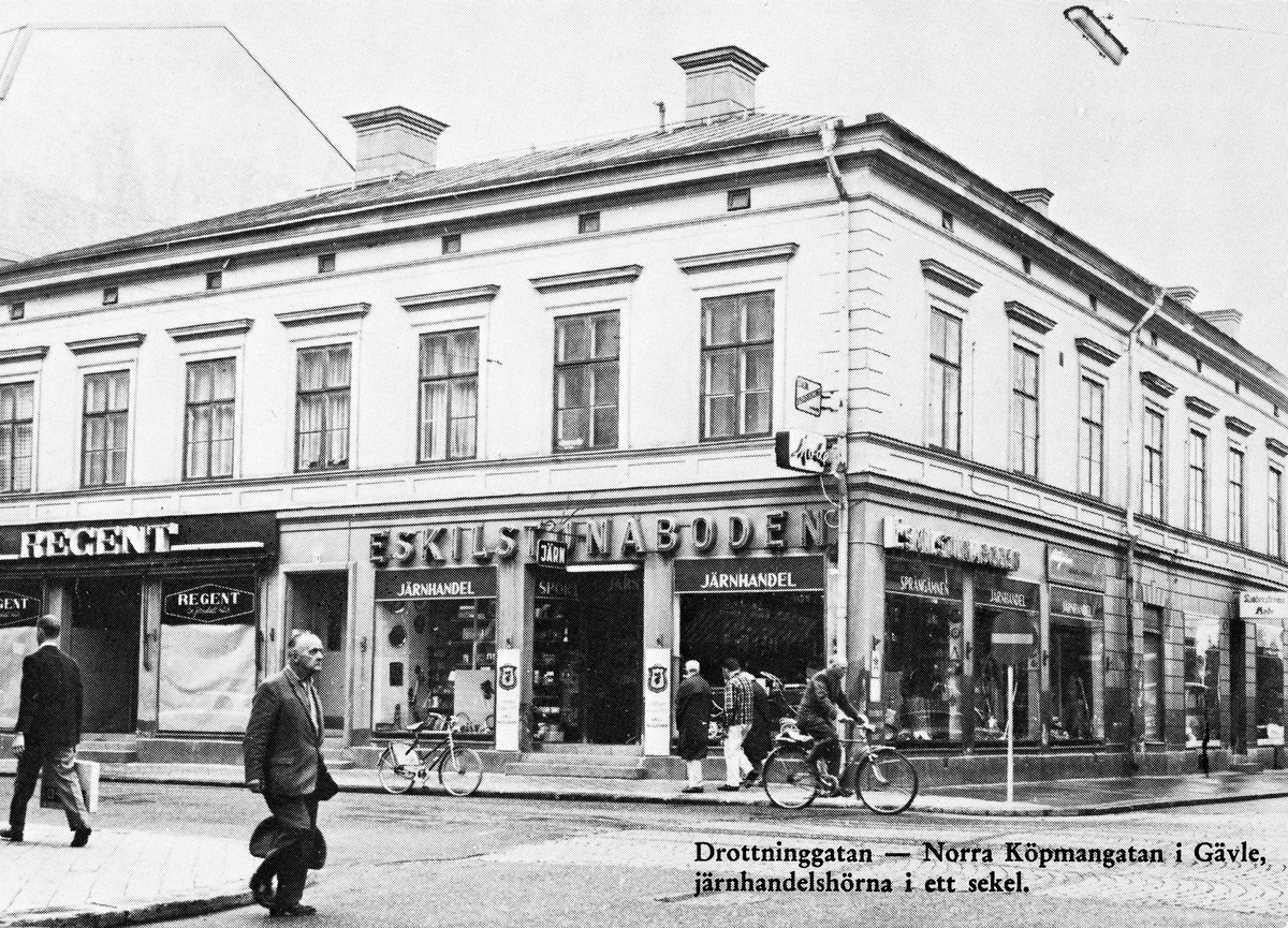 Hembygdsföreningen Gävle Gille. Årskort 1983. Drottninggatan-Norra Köpmangatan i Gävle. Järnhandelshörna i ett sekel. Fastigheten uppfördes av byggmästare Johan Fredrik Lindeberg. Han var tillsammans med järnhandlare Fischer den första ägaren.


