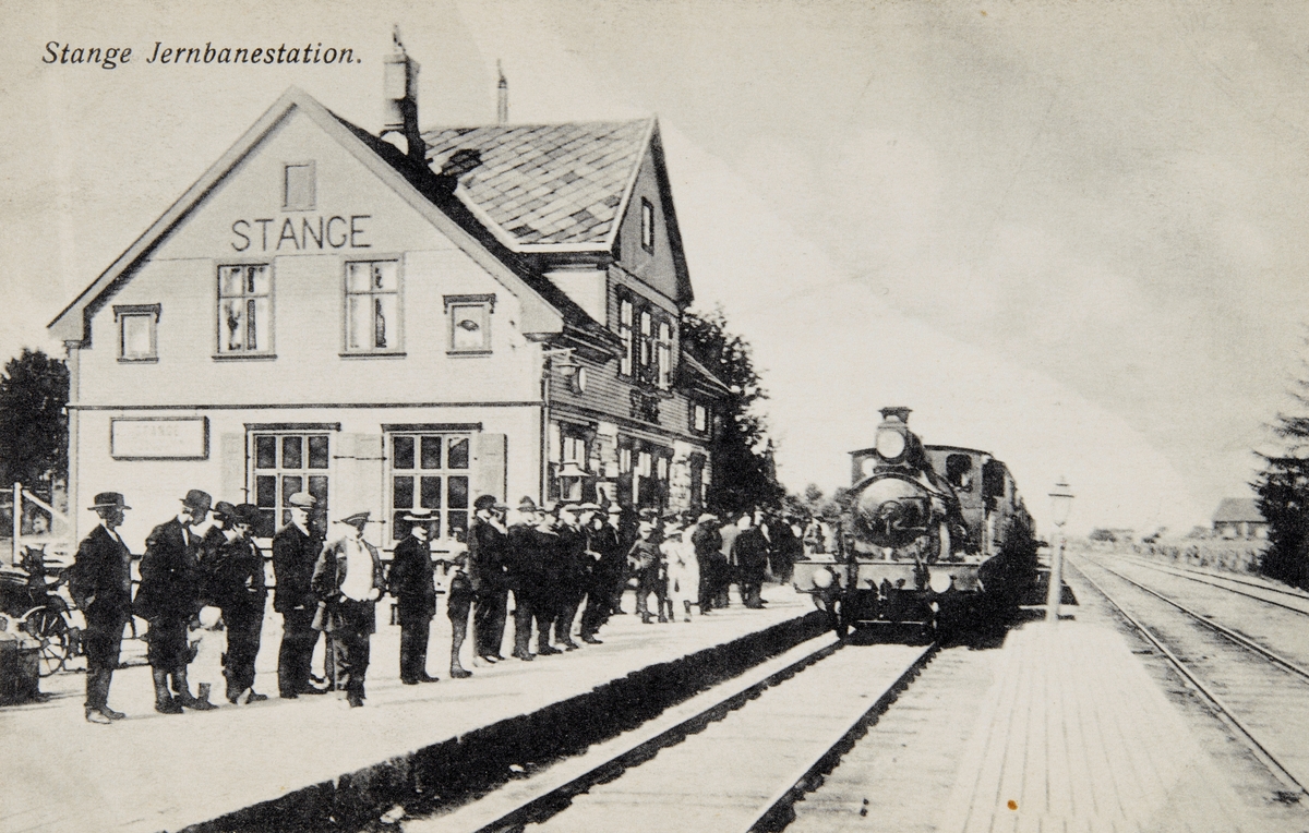 Postkort, Stange stasjon, reisende på perrongen, damplokomotiv på jernbanesporet,
stasjon fra 1880,