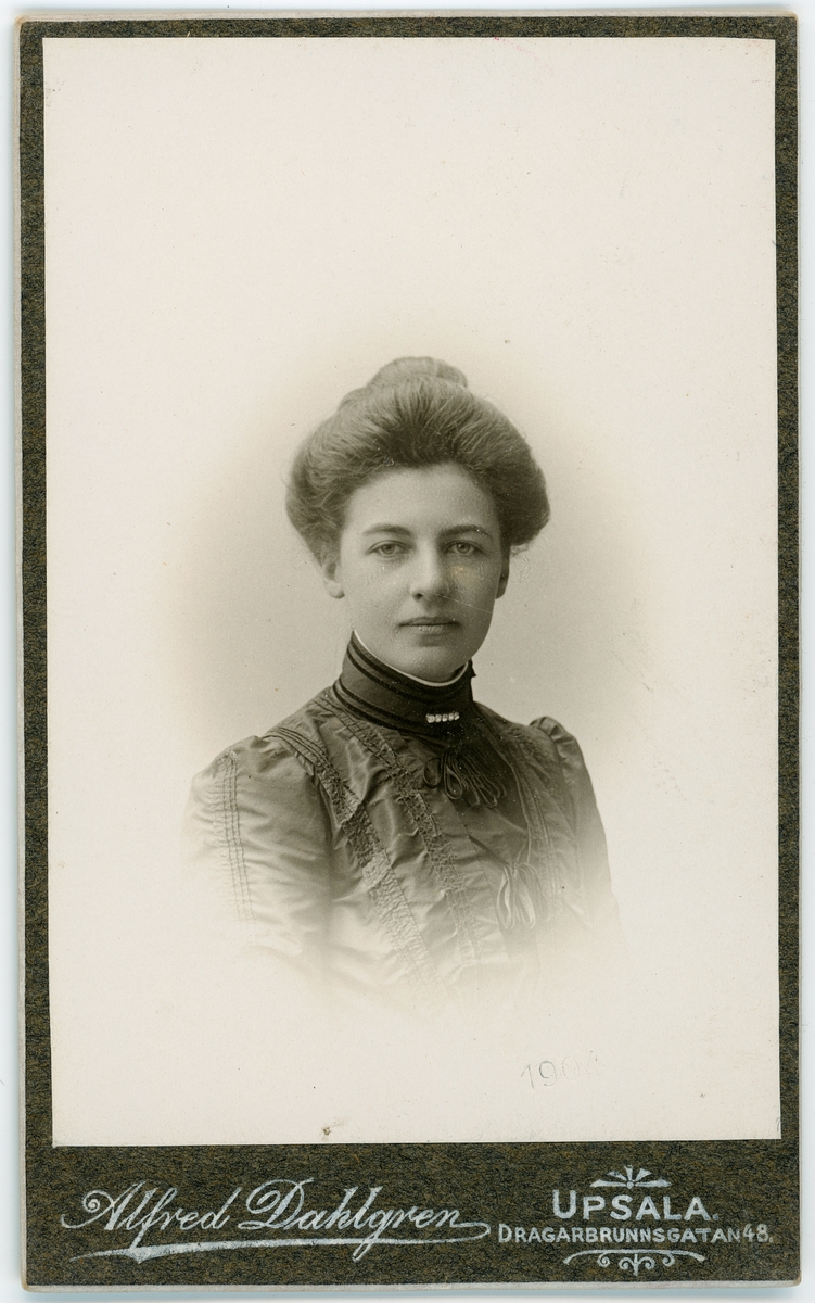 Visitkortsfotografi - kvinna, Uppsala 1904