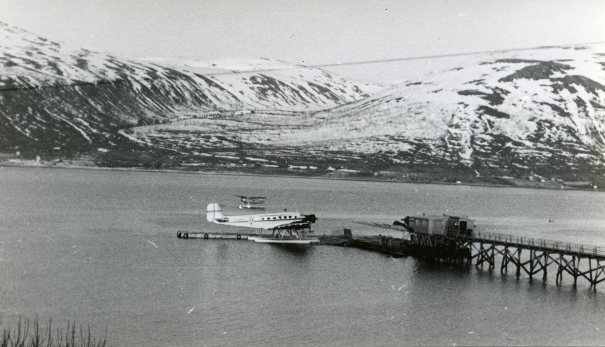 SASs Ju 52 ligger fortøyd til sjøflyhavna på Skattøra.