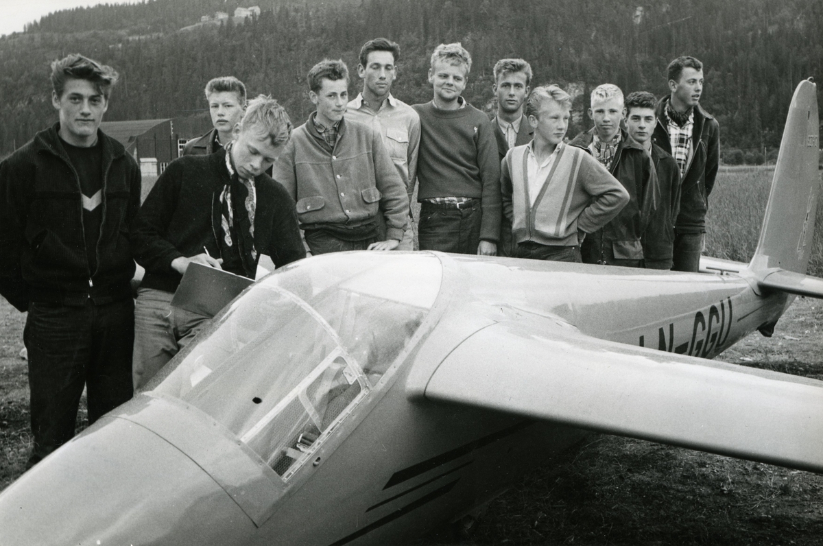 Elevene ved seilflyskolen på Øysand sommeren 1959. Stilt opp ved Trondheim Fk. Mucha 100A. Denne sommeren avla 20 elever C-diplom,mens 9 elever klarte varighet til sølv C-merket.