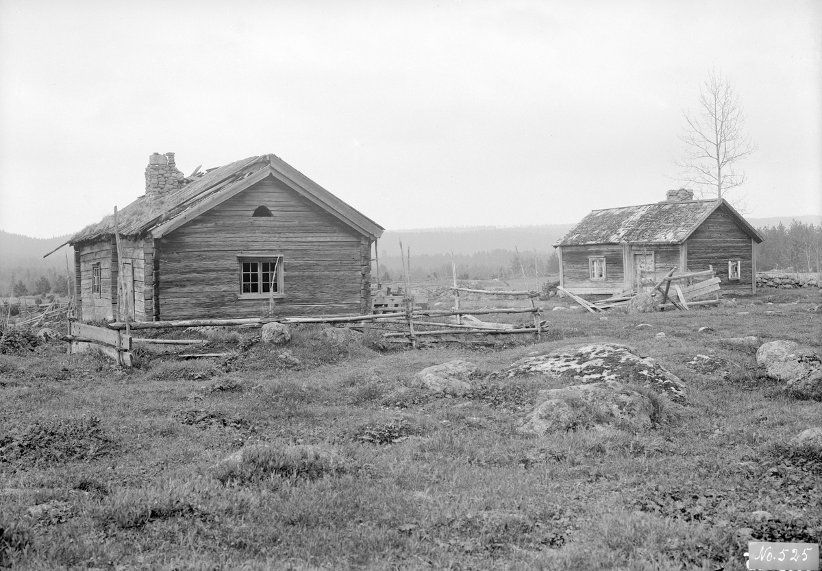 Stockrödjans bägge torp 1924. De låg under gården Hamra i Svinhult sn. Vid tiden beboddes ett av torpen av makarna Karl Wilhelm Adolfsson och Emma Charlotta Gustavsson och deras sex barn.