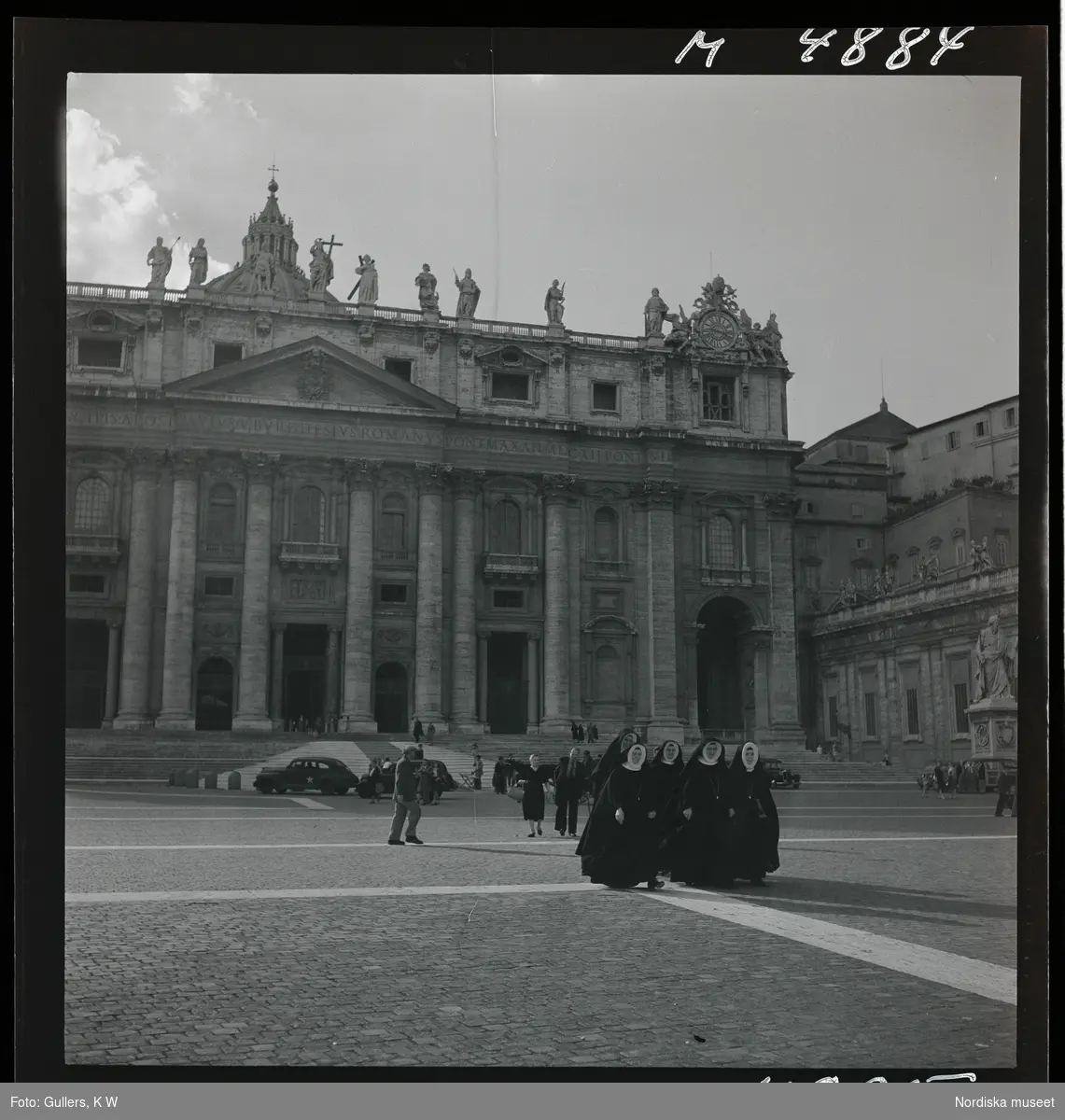 1717/A Rom. Nunnor passerar framför Peterskyrkan, Petersplatsen, Vatikanstaten.