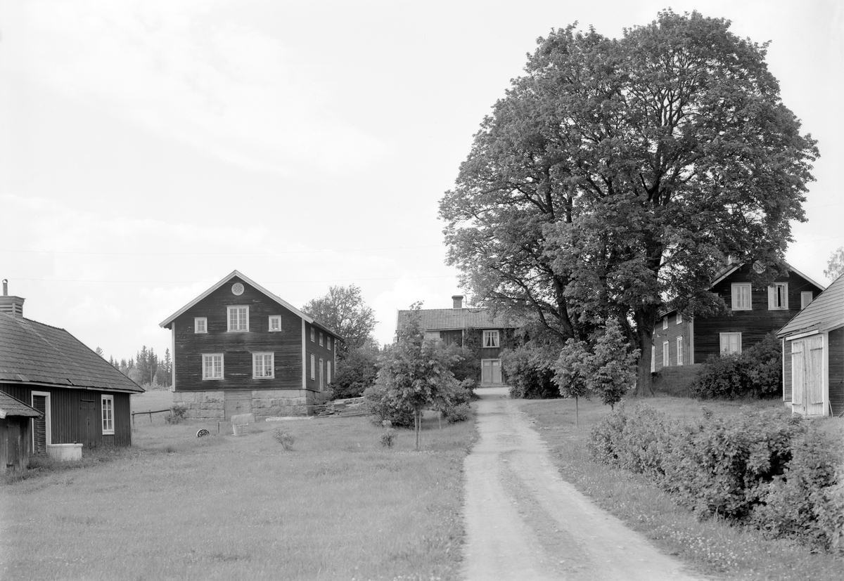 Vy mot Österby Östergård en sommardag 1940. Gården fungerade som gästgivaregård på vägsträckan mellan Eksjö och Vimmerby mot Linköping mellan åren 1668-1761. Gården fick återigen status som gästgiveri från 1876 och kom att fungera som sådan till 1926.