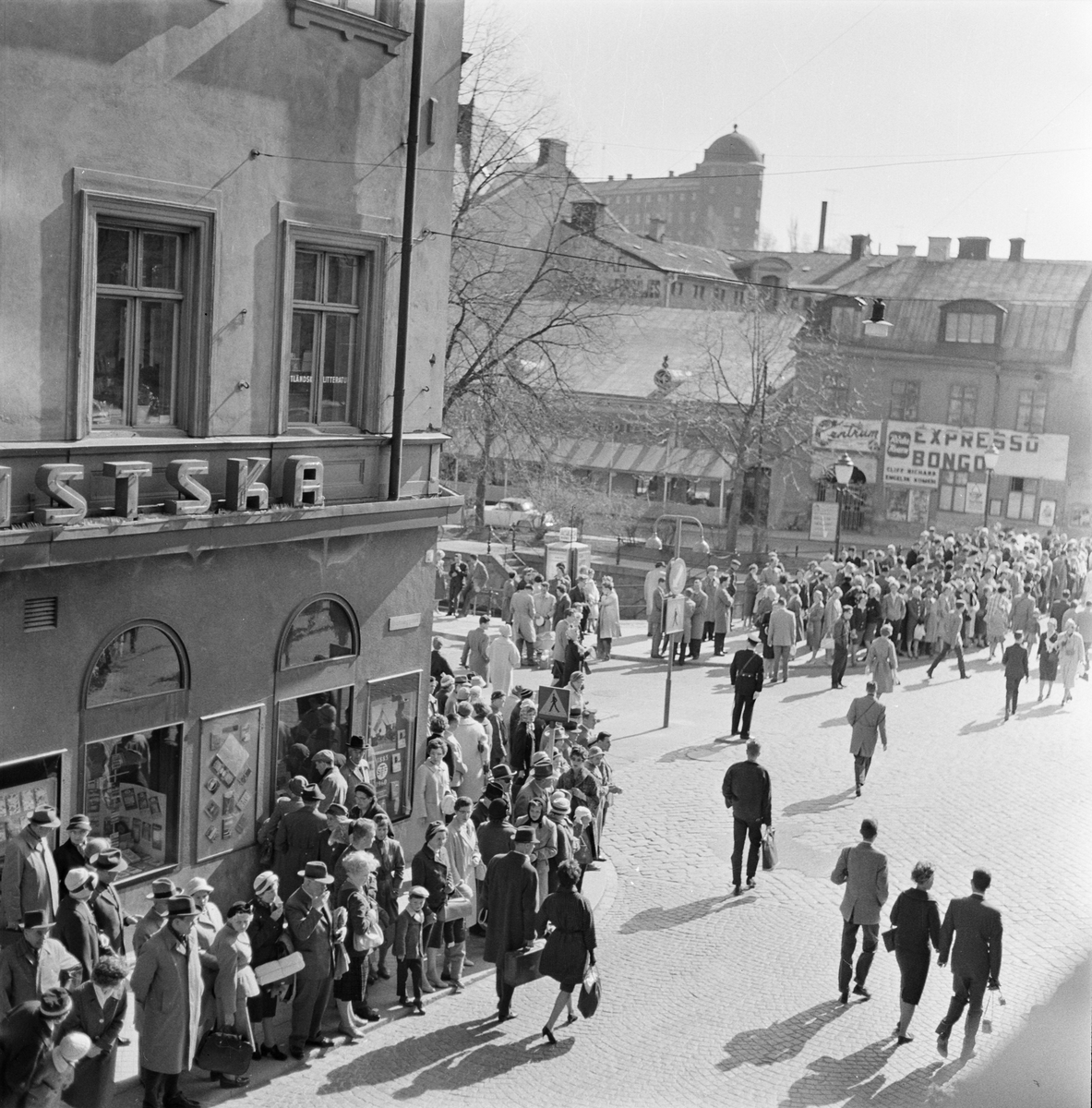 Valborgsmässofirande på Drottninggatan, vid kvarteret Näktergalen, Uppsala 30 april 1960