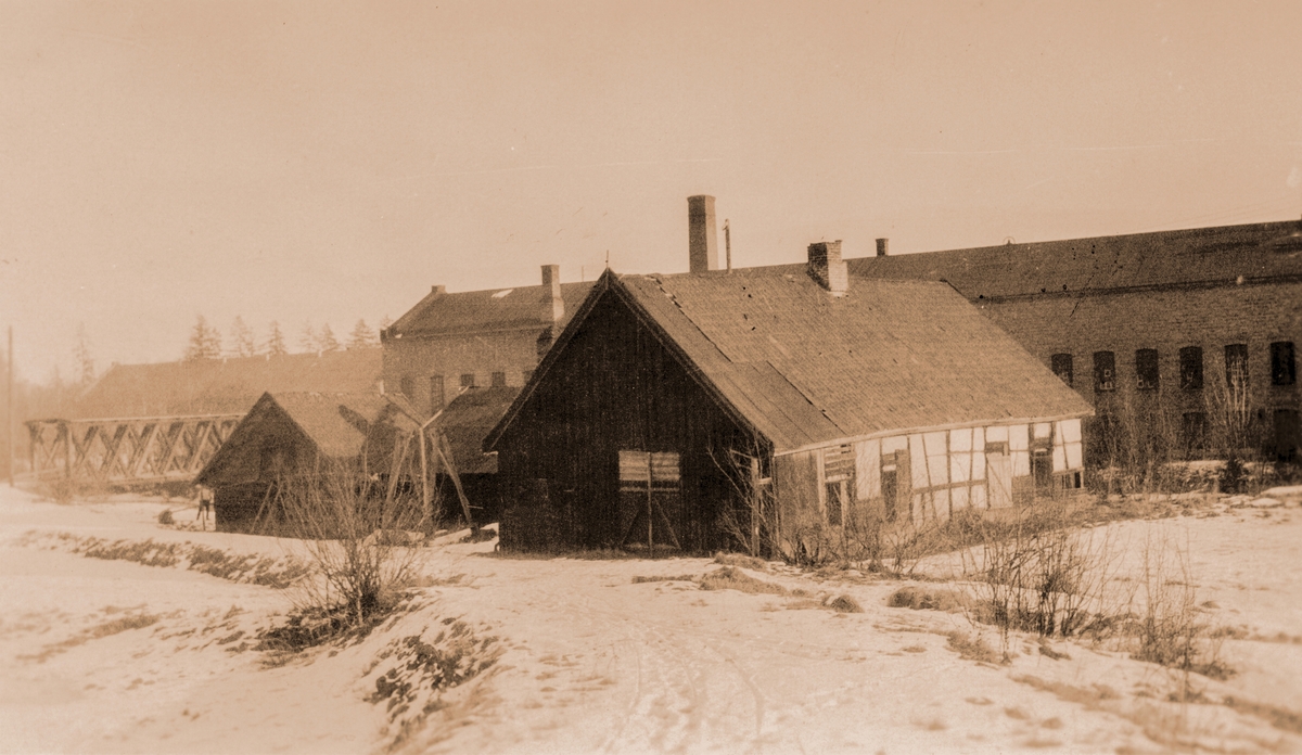 Gjøvik Støperi i forgrunnen hus som trolig tilhører Holmen Brænderi.