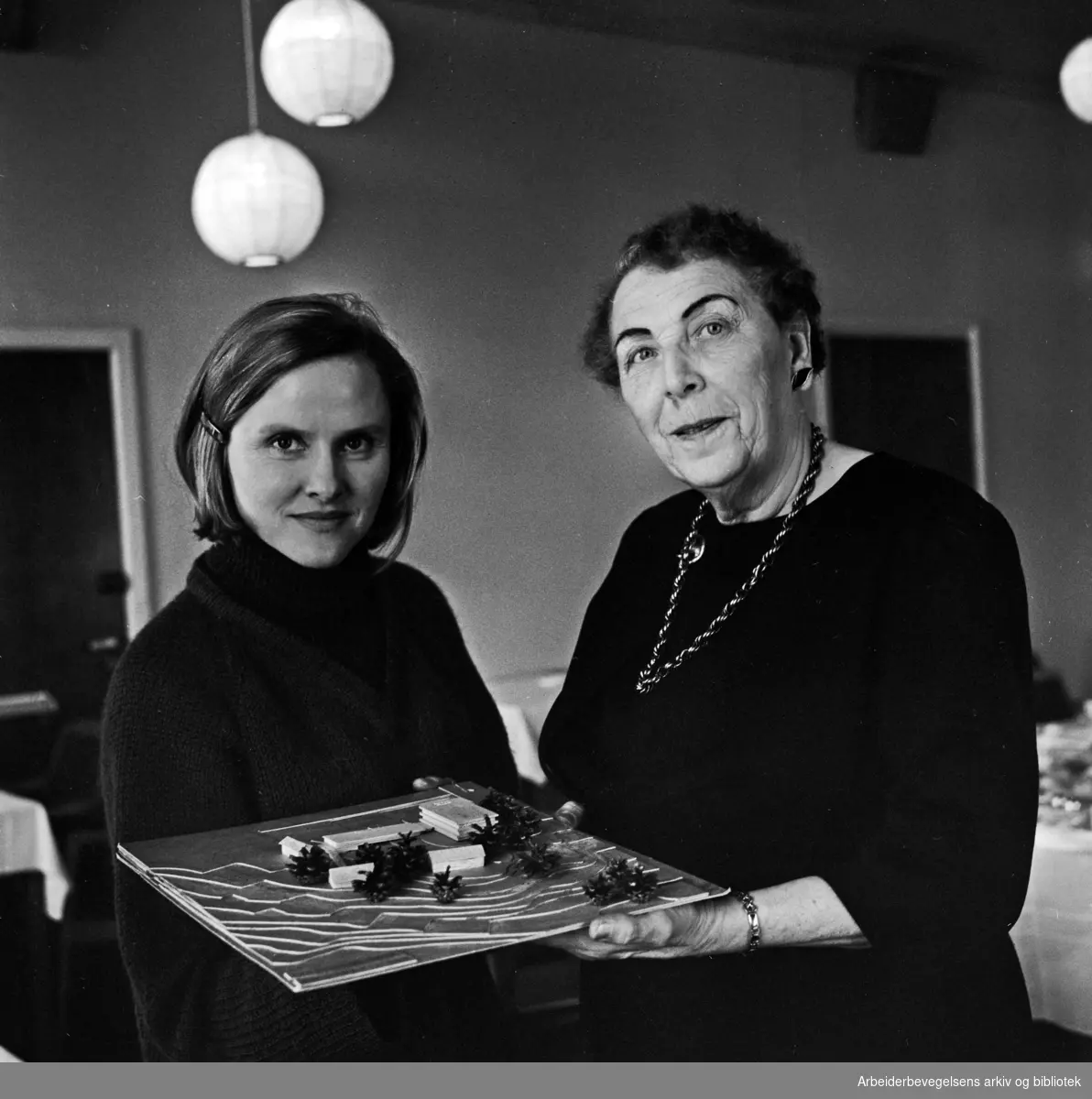 Rachel Grepp-Heimen. Hjem for enslige mødre. Arkitekt Solveig Kjos og Thora Johansen med modell av Rachel Grepp-Heimen. Februar 1963
