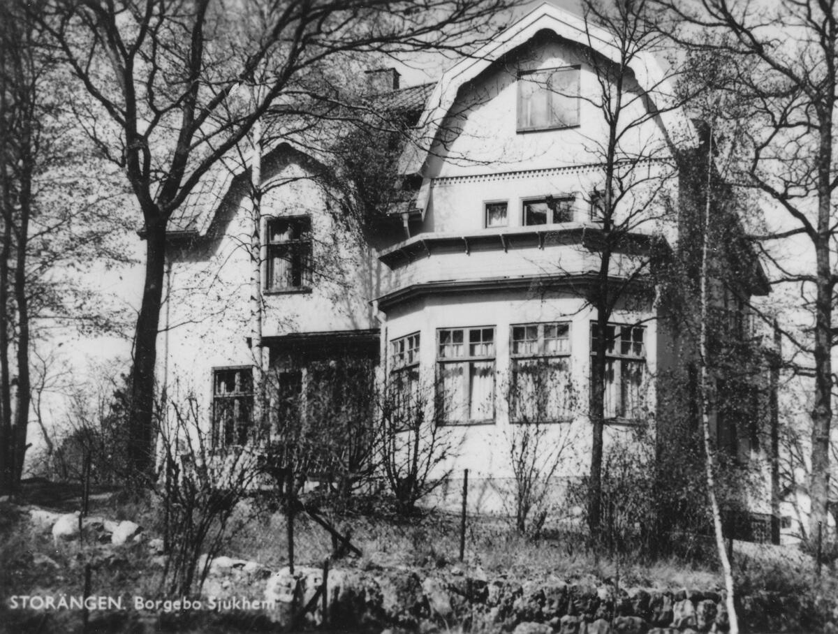 "Villa - uppförd år 1904 - på Storängens Strandväg 10 i Storängen. I byggnaden hade Borgebo sjukhem sin verksamhet från år 1946 fram till den 1 februari 1977. :: Foto ca 1955."