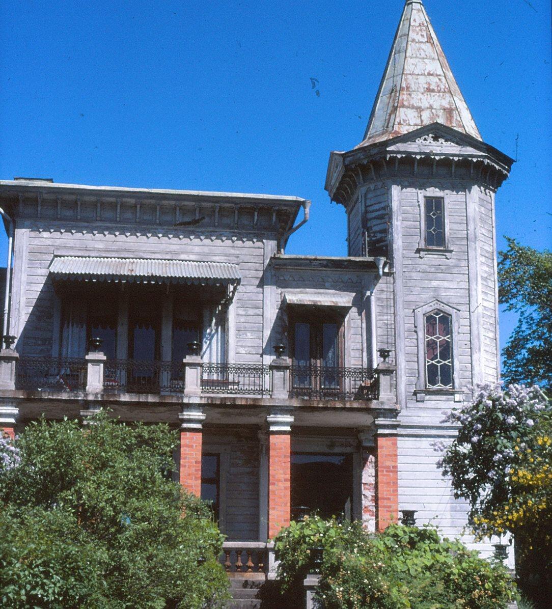 Villa Lindset på Tegelön. Denna originella villa - uppförd av kamrer Alfred Sandahl i början av 1870-talet - har tre trapptorn med olika utseende. Två av dem tillkom vid en ombyggnad på 1890-talet.  Foto 1977.