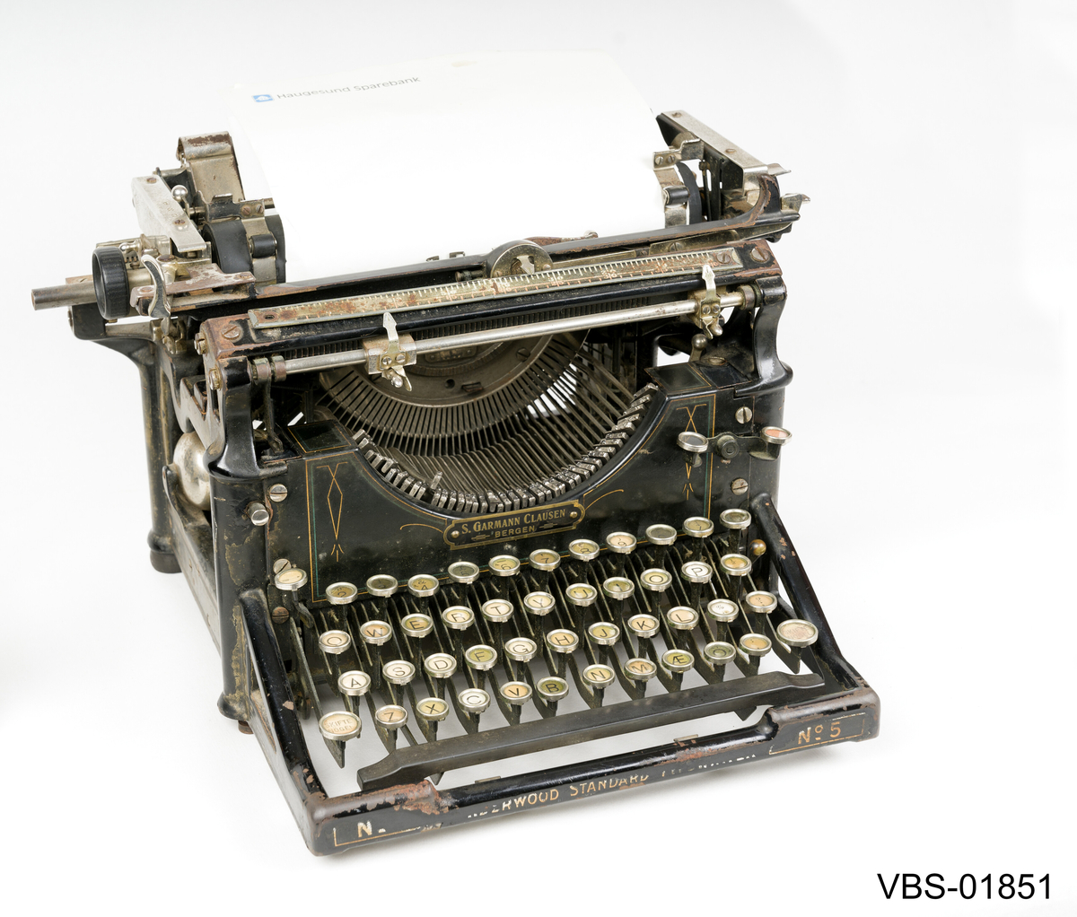 Underwood skrive maskin. Amerikansk, produsert fra ca. 1900-1949.
Manuell skrivemaskin med sideveis bevegelig papirvalse, nedfelt i bakkant. Åpent tastatur med runde taster.
Gjesntanden står på fire gumierte føter.