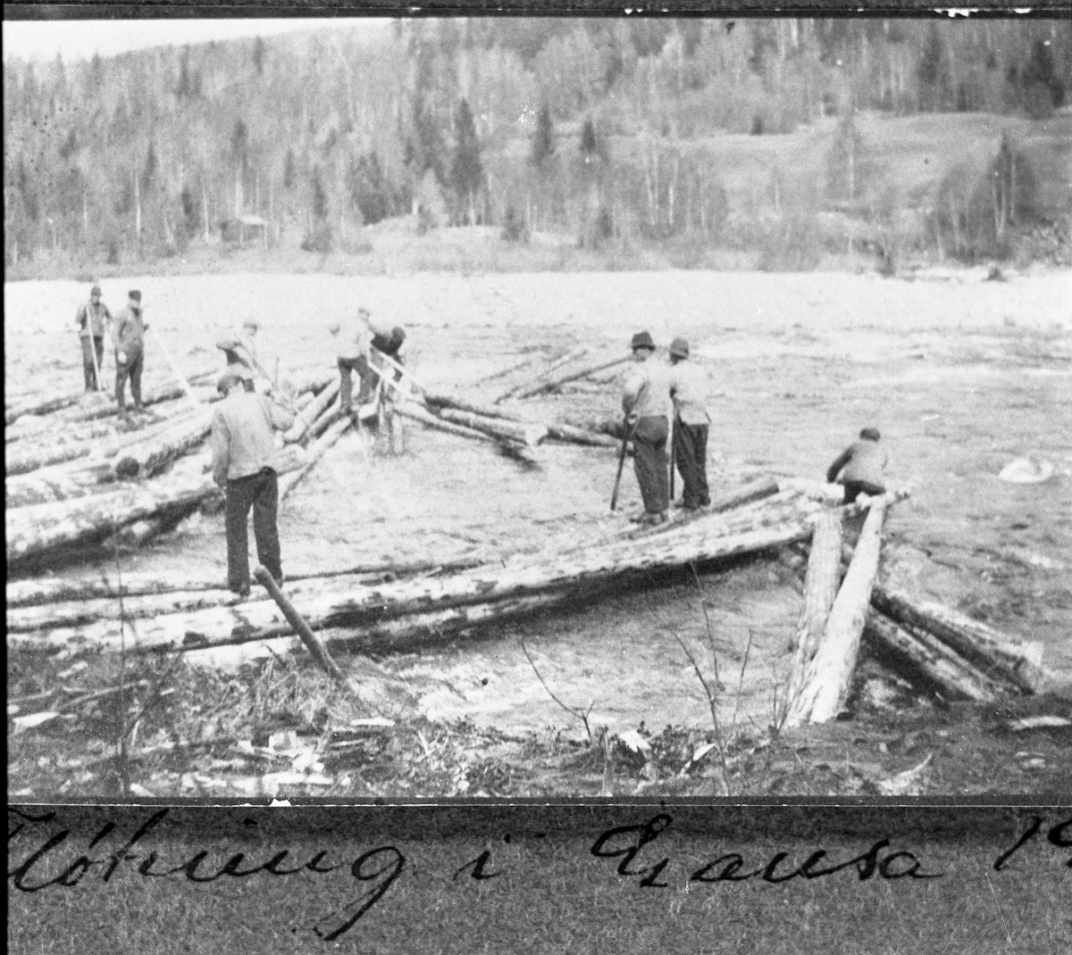Skogbrukselever fra Hove som lærte å fløte tømmer i elva Gausa i Gausdal. Året er 1918.