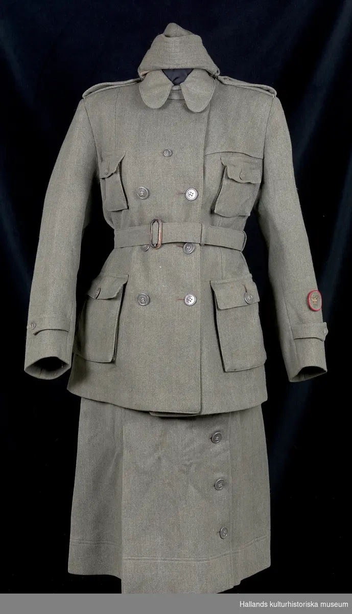 Uniform m/1942 kv. för sjuksköterska.

a) Dubbelknäppt uniformsjacka av grågrön kypertvävd ylle, fodrad med brungrått satintyg. Försedd med grå knappar i syntetmaterial. Krage med slag. Två sidofickor samt två bröstfickor. Skärp i midjan av samma tyg som jackan. På vänster arm ett tygmärke med oljelampa av metall (tjänstetecken m/1946 för sjukvårdspersonal). På jackans insida (vid knäppningen) finns etikett: "PUB. PAUL U. BERGSTRÖMS A-B STOCKHOLM". På dess krage: "AND. G. WALLIN. TEL.2692 - HALMSTAD".

b) Kjol. Enkelknäppt uniformskjol av grågrönt kypertvävt ylle med skärp av samma material. Försedd framtill med 6 stycken knappar av syntetmaterial. Ficka på höger sida. Veckad nedtill på höger sida. I linningen en etikett: "PUB. PAUL U. BERGSTRÖMS A-B STOCKHOLM".

c) Fältmössa. Båtmössa av grågrönt kypertvävt ylle. På insidan en etikett: "PUB. PAUL U. BERGSTRÖMS A-B STOCKHOLM".