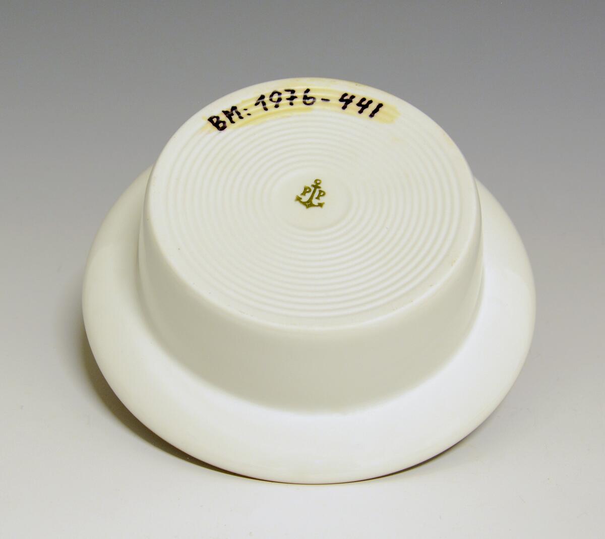 Prot: Dyp, liten tallerken, dessertskål. "Eystein". Modell 2440, dekor: 80045, Saga. Høy, smalner av mot bunnen. Design Eystein Sandnes. Lansert i 1970.
