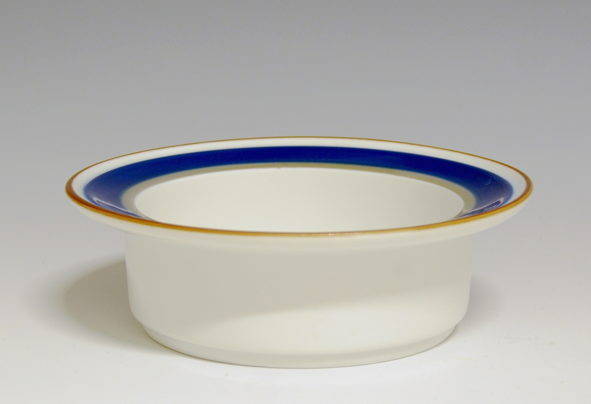 Dyp, liten tallerken, dessertskål. "Eystein". Modell 2440, dekor: 80045, Saga. Høy, smalner av mot bunnen. Design Eystein Sandnes. Lansert i 1970.