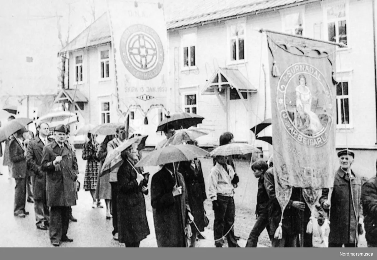 Til tross for regnvær var det god oppslutning om 1. maitoget i Surnadal. 1986. Bildet er fra avisa Tidens Krav sitt arkiv i tidsrommet 1970-1994.
