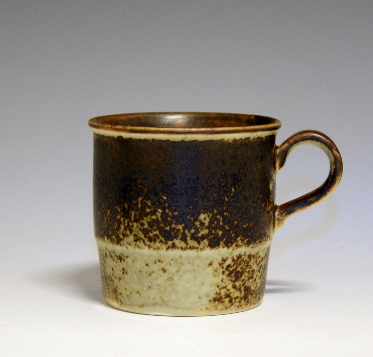 Prot: Kopp (Kaffekopp) av porselen, "Lava". Lansert 1972 av Porsgrunds Porselænsfabrik. 
Modell: 2440, Eystein.
Dekor: 88258, Lava.